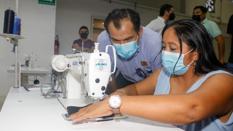 Mauricio Vila entrega 80 máquinas de coser a productores locales de Yucatán