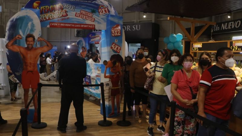 Con lluvia, fans de Gabriel Soto esperan para la firma de autógrafos en Mérida
