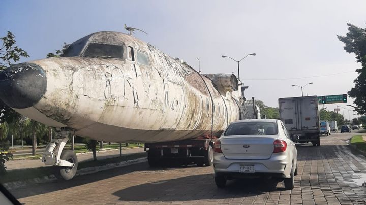 Enorme avión sorprende a automovilistas de Mérida: FOTOS