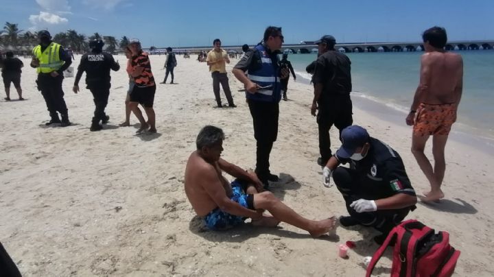 Marea roja: Policías sacan a bañistas del mar de Progreso por ataques de especies