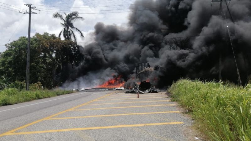 Pobladores rapiñan tráiler en llamas en Ciudad del Carmen