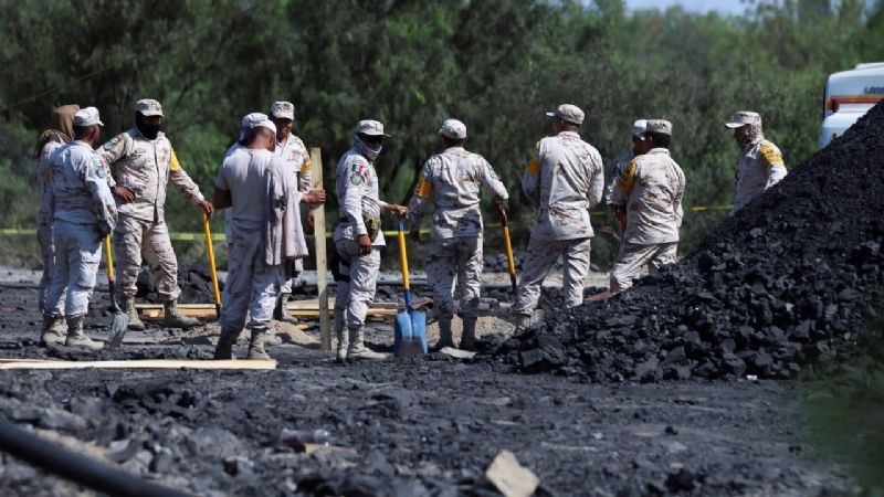 Ambulancias ingresan a la zona de rescate en las minas de Sabinas, Coahuila