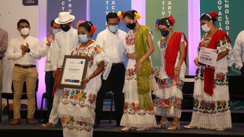 Entregan reconocimientos a los ganadores del Premio Estatal de la Juventud en Mérida: EN VIVO