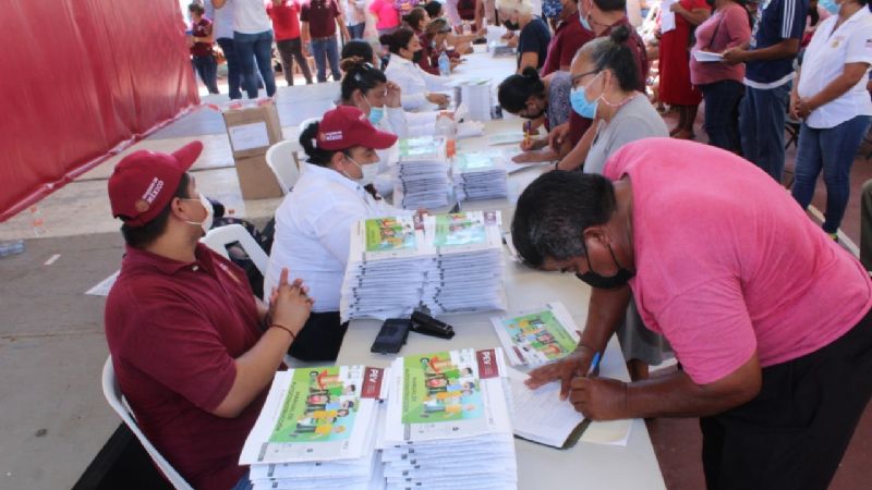 Conavi entrega apoyos económicos a 349 familias de Ciudad del Carmen