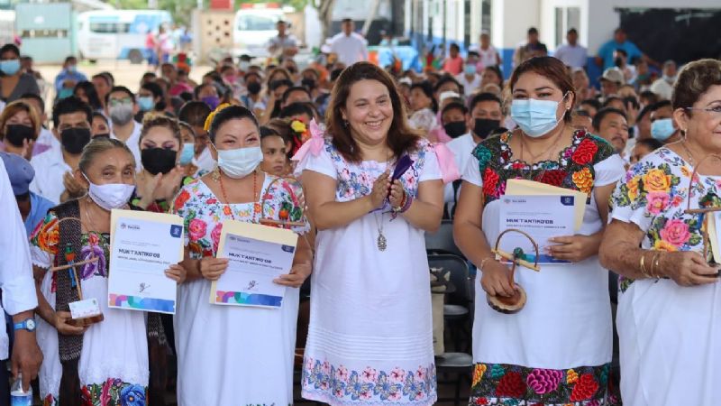 Gobierno de Yucatán entrega reconocimientos a promotores de la cultura maya en Yaxcabá