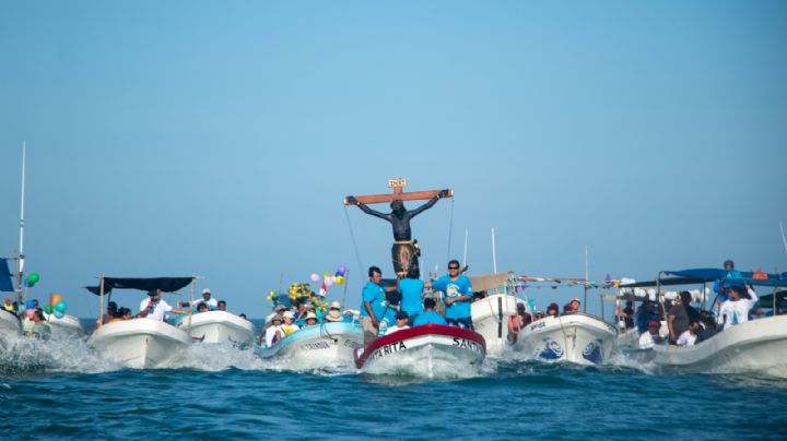 Cristo Negro recorre el mar de Sisal, Yucatán, para bendecir a la población: FOTORREPORTAJE