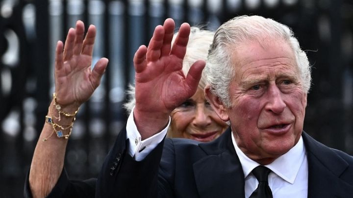 Rey Carlos III se vuelve viral por hacerle gestos a uno de sus ayudantes: VIDEO