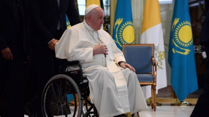 Papa Francisco llega a Kazajistán para reunirse con líderes religiosos del mundo