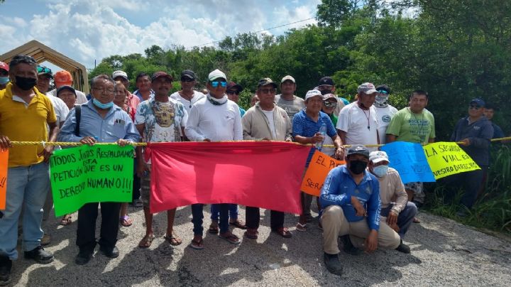 Habitantes bloquean los trabajos de repavimentación en la carretera Río Lagartos-Las Coloradas