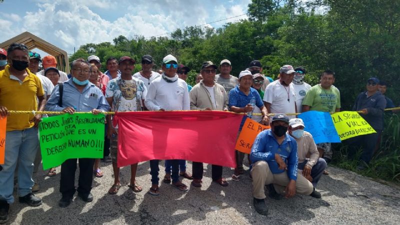 Habitantes bloquean los trabajos de repavimentación en la carretera Río Lagartos-Las Coloradas