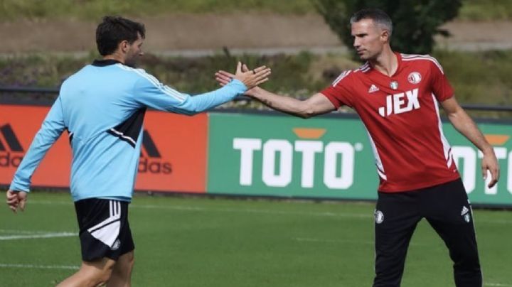 Así es como Santi Giménez, 'El Bebote', aprende de Robin Van Persie en el Feyenoord