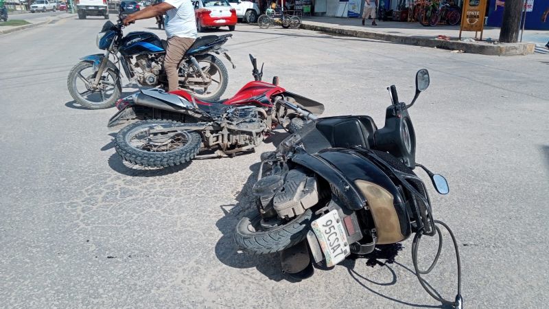 Motociclistas chocan en pleno centro de Escárcega, Campeche