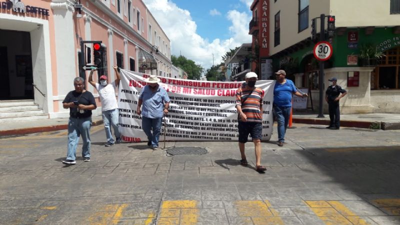 Jubilados de Pemex marchan hacia la Plaza Grande de Mérida para exigir mejor atención médica: EN VIVO