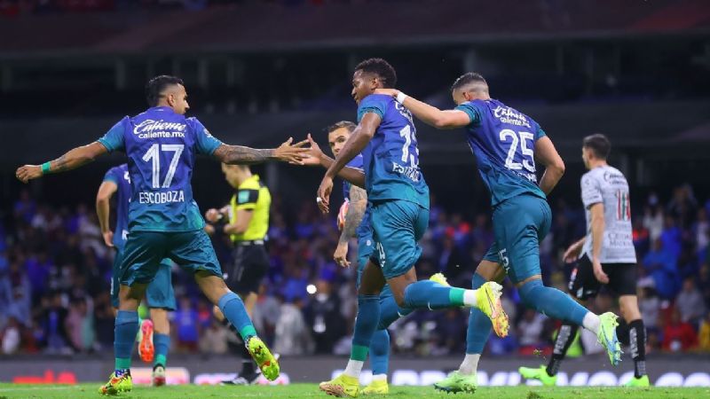 Cruz Azul remonta y vence al León 2-1 y se mete a zona de repechaje