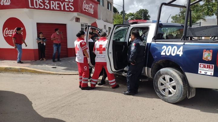 Patrulla se estrella contra un vehículo particular en la colonia Centro de Carrillo Puerto
