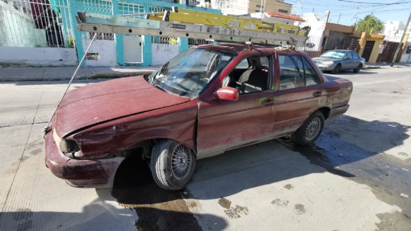 Pierde el control de su auto y se impacta contra otro en Ciudad del Carmen