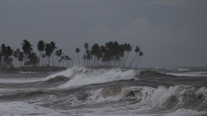 Por Lisa, activan Alerta Azul ante la cercanía de un Ciclón a Yucatán: EN VIVO