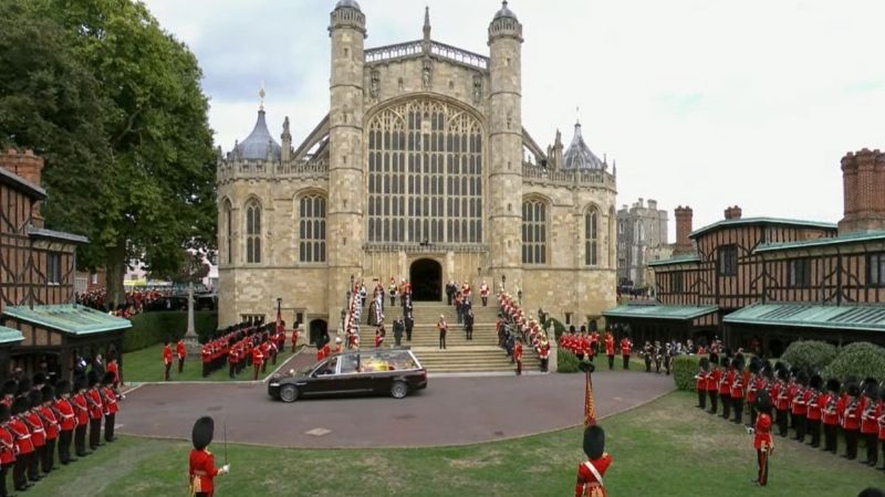 El féretro de la Reina Isabel II llega al Castillo de Windsor para ser sepultada