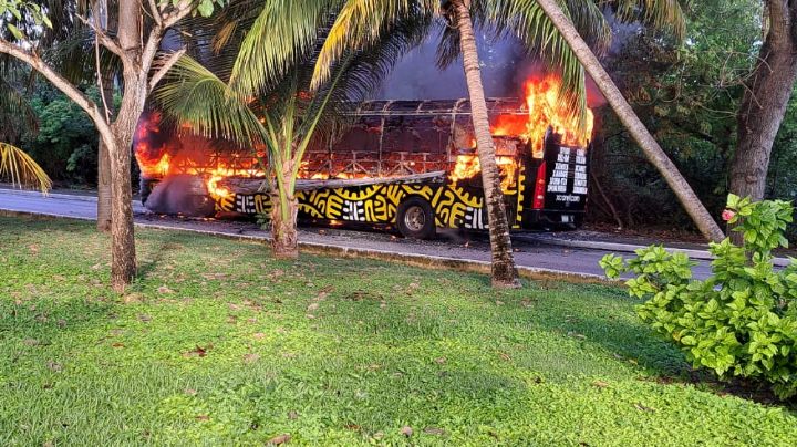 Incendio consume autobús de Xcaret en la Zona Hotelera de Cancún
