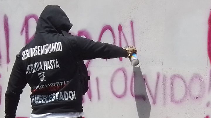 Familiares de los 43 normalistas de Ayotzinapa realizan pintas en la SRE