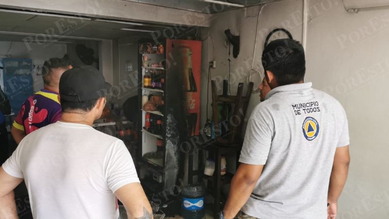 Cortocircuito en el refrigerador de una taquería causa incendio en Ciudad del Carmen
