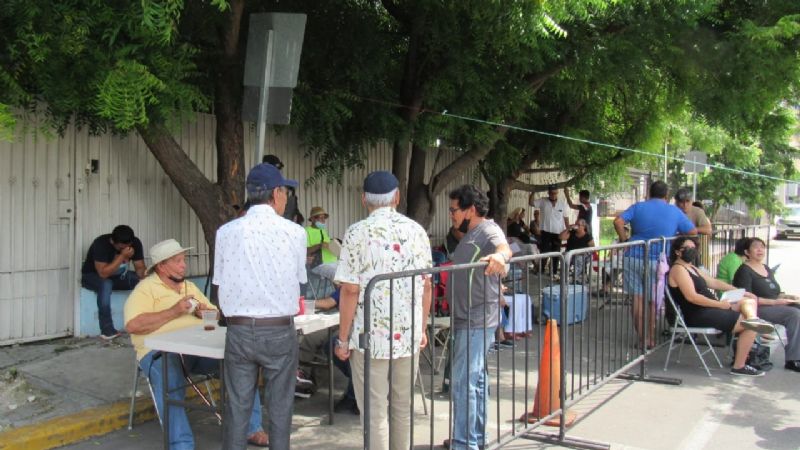 Jubilados de Pemex mantienen su protesta frente a la Embajada de EU en Mérida