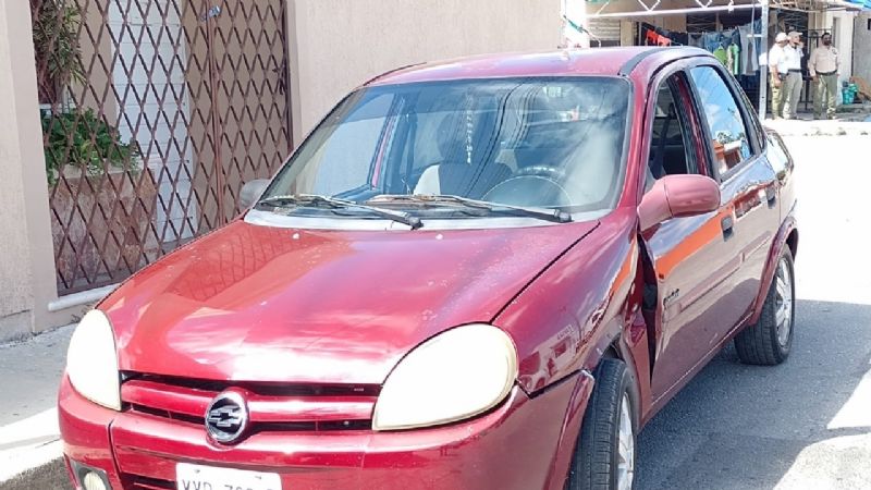 Mujer termina sobre el techo de un auto tras ser atropellada en Mérida