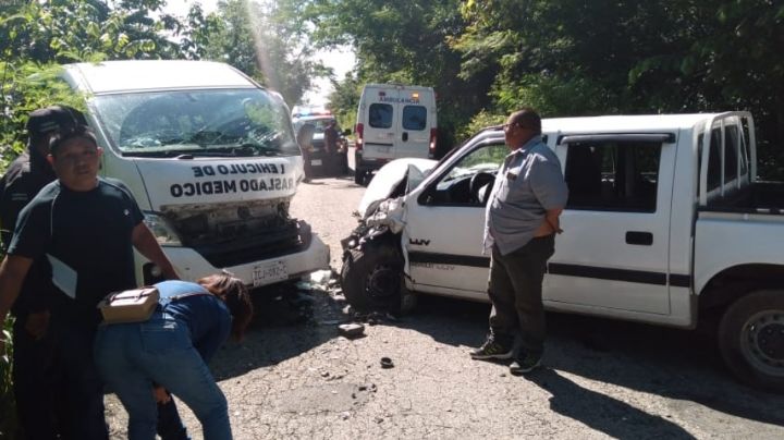 Choque entre una ambulancia de traslado de Espita y una camioneta deja cinco heridos