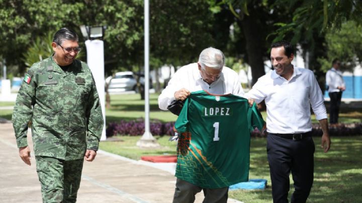 Mauricio Vila le regala a AMLO una jersey de los Leones de Yucatán, campeones de la LMB
