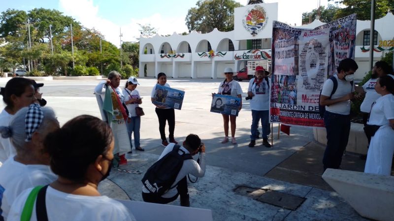 Padres de los 43 estudiantes de Ayotzinapa marchan por los desaparecidos en Cancún: VIDEO