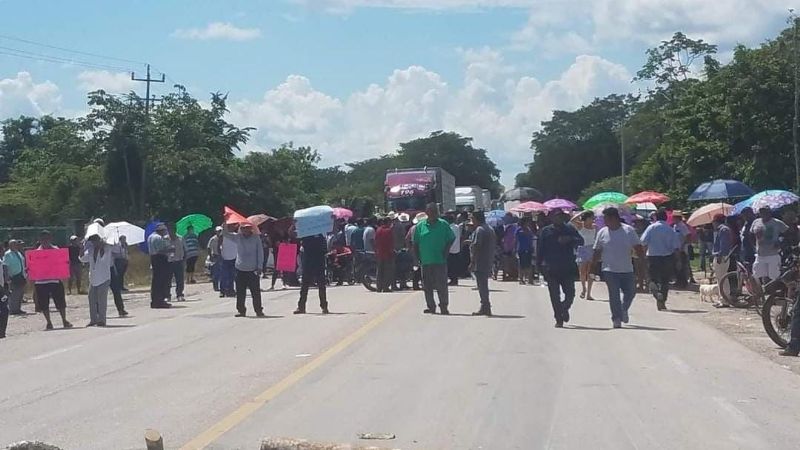 Ejidatarios bloquean carretera Chetumal-Escárcega; exigen pagos de sus tierras