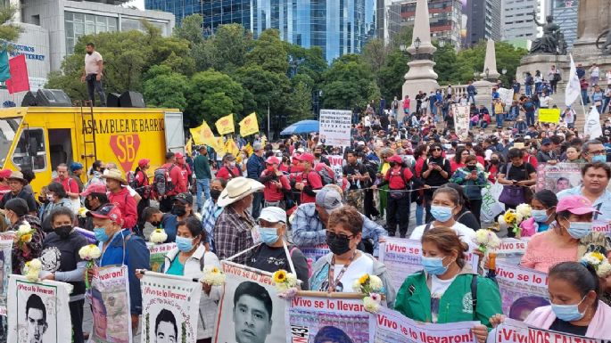 Comienza marcha por 8 años de la desaparición de los 43 normalistas de Ayotzinapa en CDMX: EN VIVO