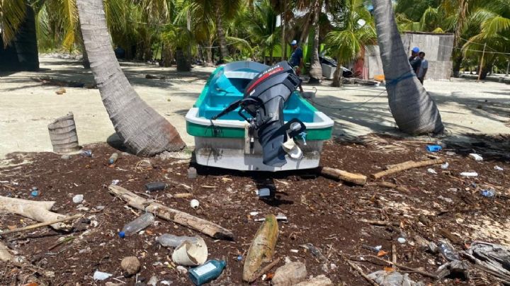 Huracán Ian deja basura y sargazo en Isla María Elena, en Carrillo Puerto