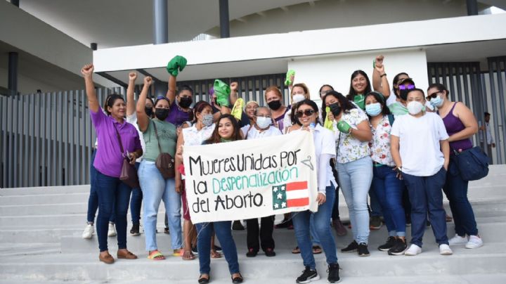 Mujeres de Mérida protestan frente al Congreso de Yucatán en el Día de Acción Global