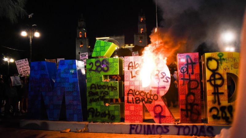 Queman letras turísticas tras marcha a favor del aborto legal en Mérida