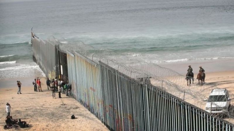Decenas de migrantes cruzan la frontera a Estados Unidos por Tijuana; la Migra queda sorprendida