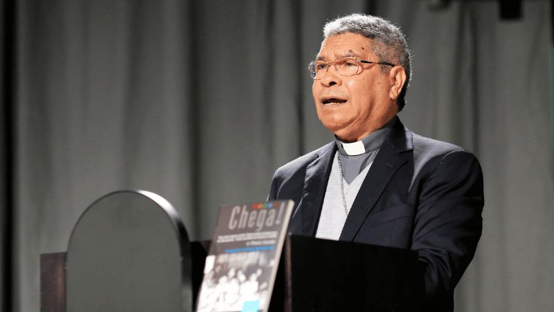 Acusan a obispo que ganó el Premio Nobel de la Paz de violación de varios menores en los 80's