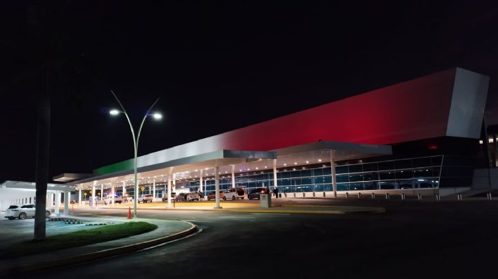 Aeropuerto de Mérida muestra su fervor patrio; se ilumina de verde, blanco y rojo