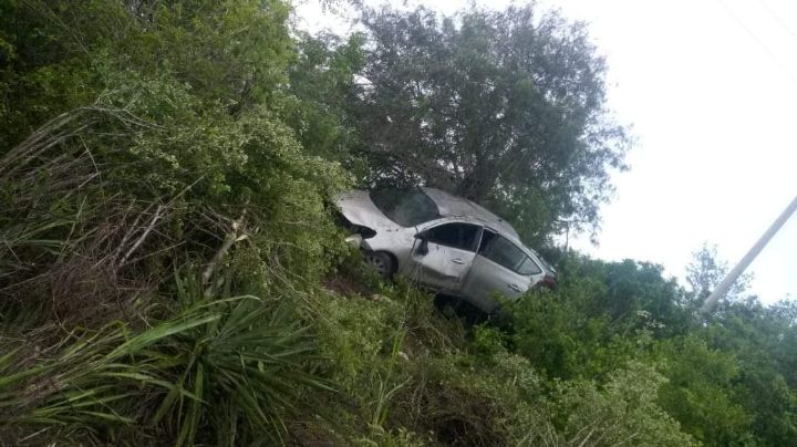 Abandonan vehículo tras salirse de la carretera Río Lagartos-Las Coloradas