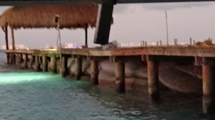 Ciudadanos muestran inconformidad ante dragado y relleno de la playa en Isla Mujeres