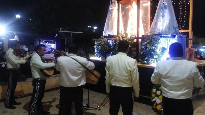 Con cánticos, católicos de Temax reciben a la imagen de la Virgen de la Concepción