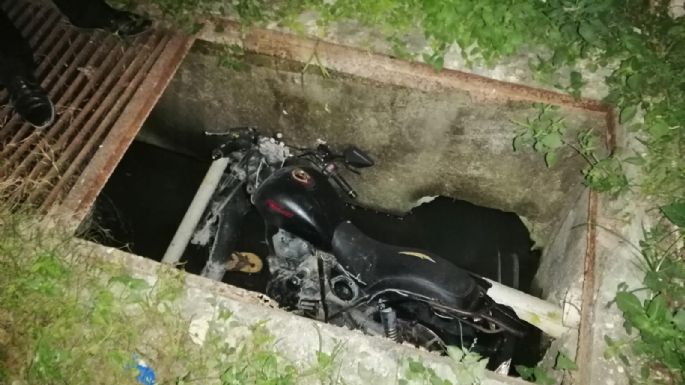 Descubren motocicleta al interior de una alcantarilla en Escárcega