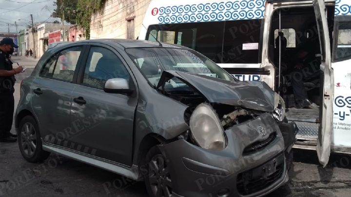 Automovilista impacta contra una combi en el Centro de Mérida; hay un herido