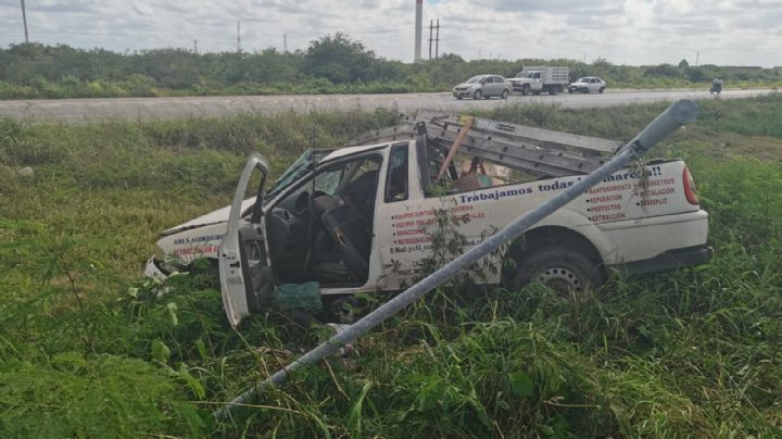 Conductor derriba un poste al salirse de la vía Mérida-Progreso