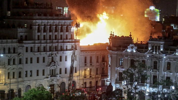 Incendio consume casona en Lima en medio de las protestas contra Boluarte