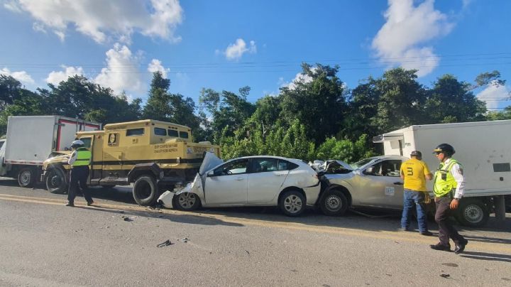 Carambola en la carretera Cancún-Mérida; hay cuatro vehículos involucrados