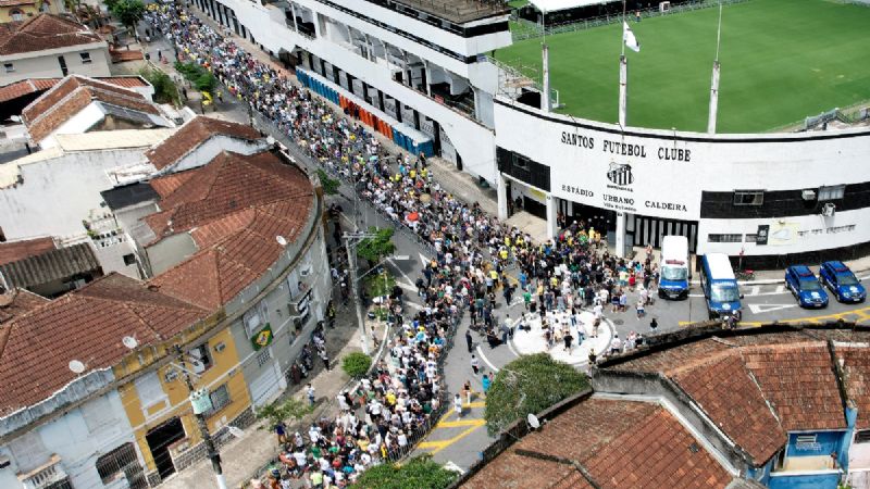 Miles forman filas interminables para despedir a Pelé en Brasil