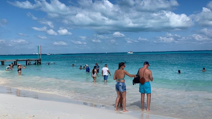 Se registra buena afluencia en Playa Caracol, Cancún: EN VIVO