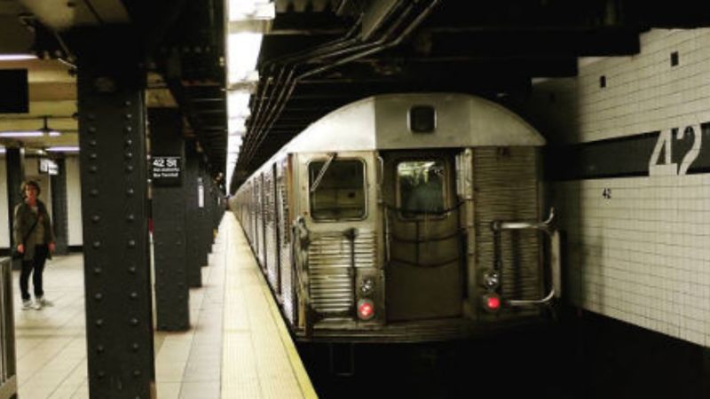 Por pelea en Metro de Nueva York, lanzan a un hombre a las vías
