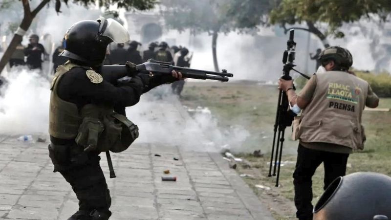 Manifestantes retienen a policía como rehén en Perú